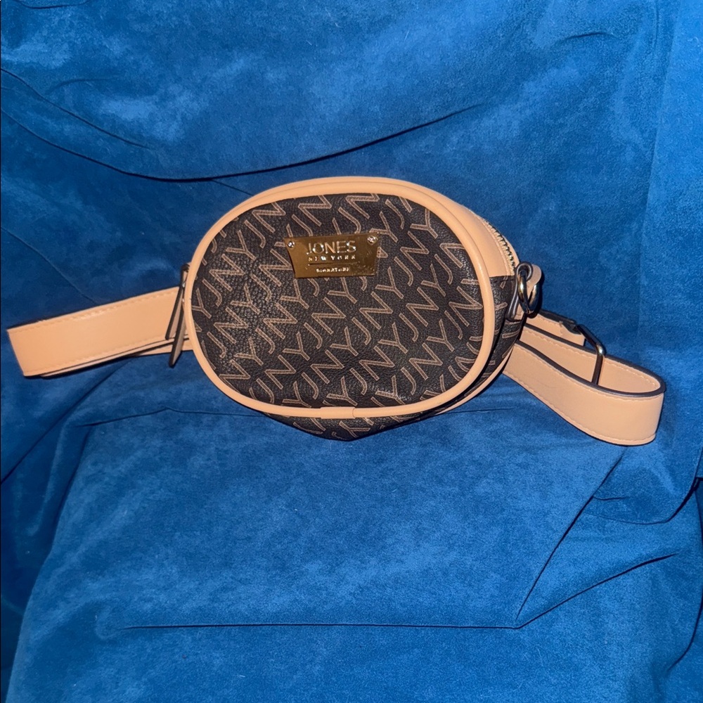 Jones New York Black and Cream Belt Bag/cross body adjustable removable strap